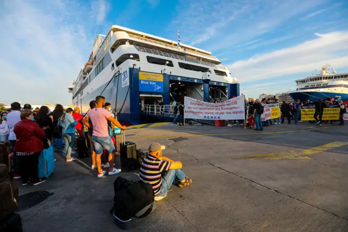 Foto (© Eurokinissi): Bis heute Nachmittag bleiben die Schiffe wegen eines Streiks in den Häfen.