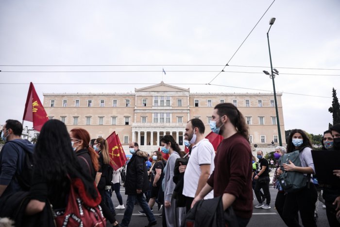 Unsere Fotos (© Eurokinissi) entstanden am Dienstag während einer Demonstration der Angestellten im Gastronomiegewerbe in Athen.