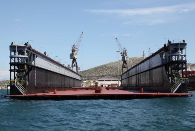 Unser Foto © OLP zeigt das Schwimmdock „Piraeus I“. Durch das Einpumpen von Wasser sinkt das Schwimmdock. So kann das jeweilige Schiff reinfahren. Im Anschluss wird das Wasser wieder abgepumpt, das Schwimmdock kommt samt dem Schiff an die Wasseroberfläche und die Werftarbeiter können mit den Überholungsarbeiten beginnen.  