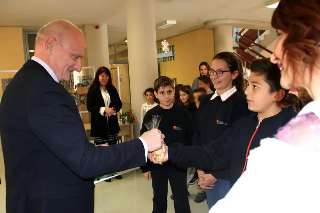 Eine Delegation der Schülerschaft der Erasmeios Ellinogermaniki Scholi überreicht dem deutschen Botschafter Andreas Kindl selbstgebackenes Naschwerk. (Foto: © Thanassis Tamvakidis)