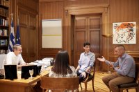 Unser Foto (© Pressebüro des Premierministers / Dimitris Papamitsos) entstand im Büro des Ministerpräsidenten während eines Treffens mit dem 19-jährigen Schüler Kourosh Baygi Nourmohammadi.