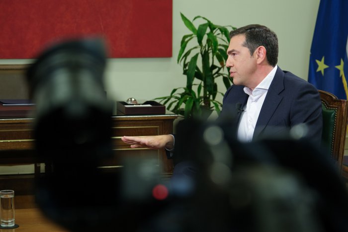 Unser Foto (© Eurokinissi) zeigt Oppositionschef Alexis Tsipras am Dienstag (9.2.) während eines Fernsehinterviews.