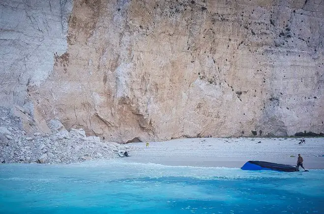 Unsere Fotos (© Eurokinissi) entstanden am Donnerstag kurz nach dem Felssturz am Navagio-Beach auf der Ionischen Insel Zakynthos.