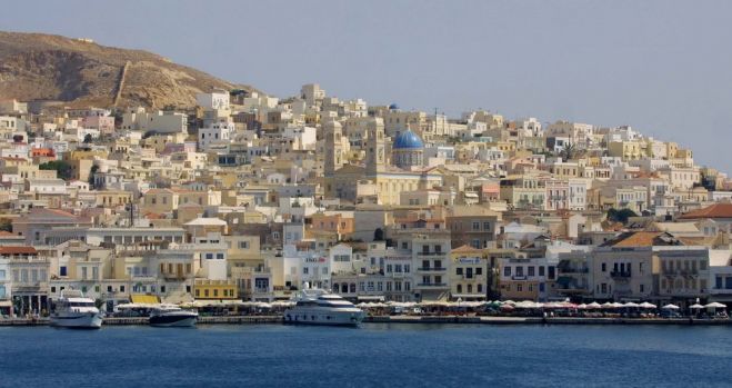 Das Foto © Eurokinissi zeigt den Hafen von Syros.