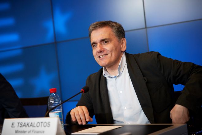 Es ist geschafft: Unser Foto (© Eurokinissi) zeigt einen optimistischen griechischen Finanzminister Evklidis Tsakalotos nach dem Treffen der Eurogruppe am Freitagmorgen.