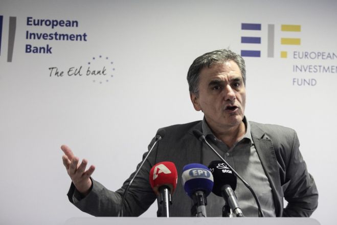 Unser Archivfoto (© Eurokinissi) zeigt den griechischen Finanzminister Evklidis Tsakalotos bei der Einweihung der Büros der Europäischen Investitionsbank in Athen am 29. September 2017.