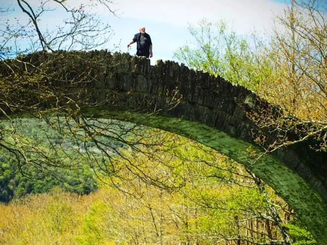 Das Foto (© ORF/WDW Film / Florian Gebauer) zeigt Lojze Wieser auf der Klidonia-Brücke über der Vigoschlucht.