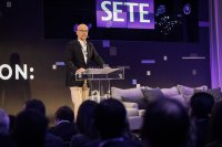 Unser Foto (© Eurokinissi) entstand am Donnerstag (6.6.) in Athen. Abgebildet ist der Präsident des SETE Jannis Retsos.