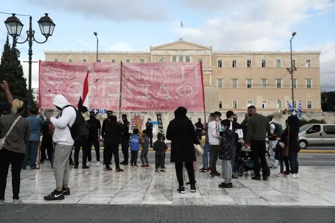 Unser Archivfoto (© Eurokinissi) entstand Ende Oktober vor dem Parlament in Athen. Abgebildet sind protestierende Flüchtlingen aus dem Irak. 