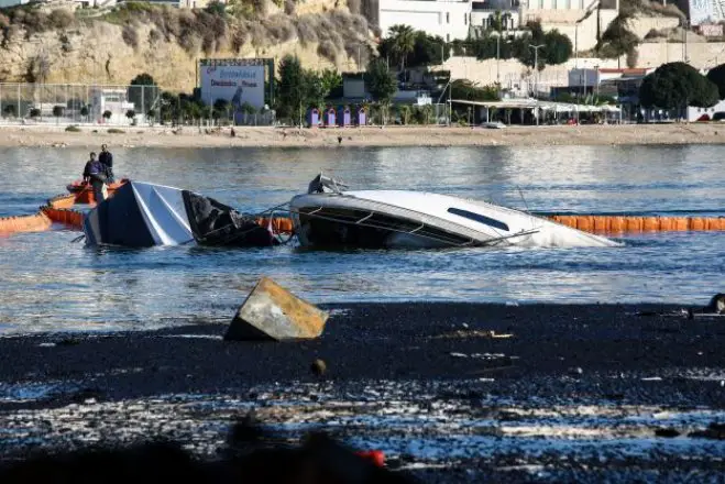 Gekenterte Schiffe in der Marina Zea, Archivfoto (© Eurokinissi)