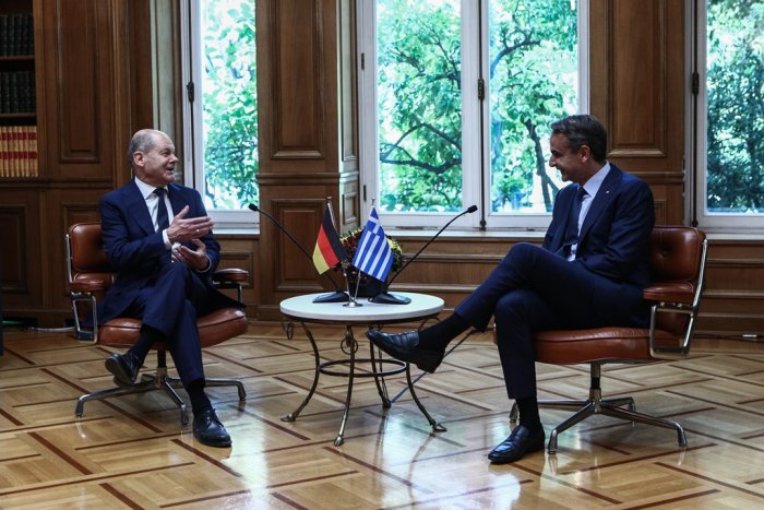 Unser Archivfoto (© Eurokinissi) zeigt Griechenlands Premier Mitsotakis im Gespräch mit dem deutschen Bundeskanzler Scholz.