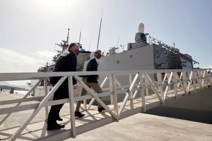 Unser Foto (© Pressebüro des Premierministers / Dimitris Papamitsos) entstand am Dienstag im Marine-Stützpunkt Souda auf Kreta.