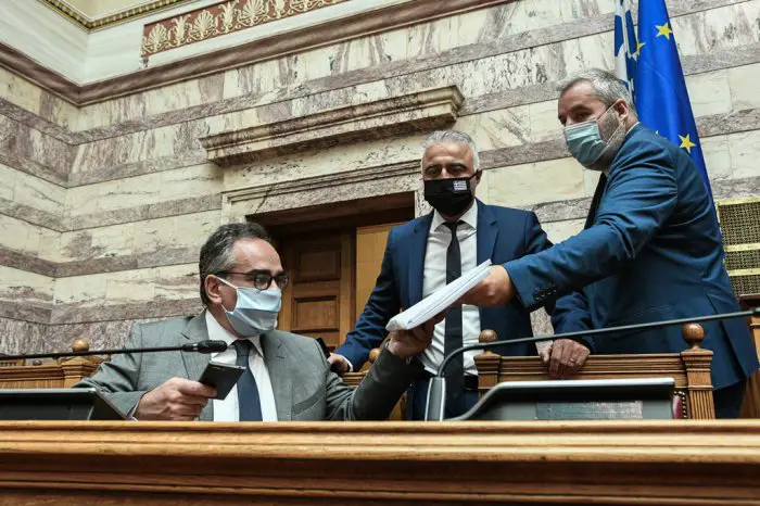 Unser Foto (© Eurokinissi) entstand am Montag (7.9.) im griechischen Parlament.