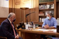 Unser Foto (© Eurokinissi) zeigt Kyriakos Mitsotakis bei seinem Treffen mit dem neuen Präsidenten der Griechischen Industrie- und Handelskammer Jannis Chatzitheodosiou. 