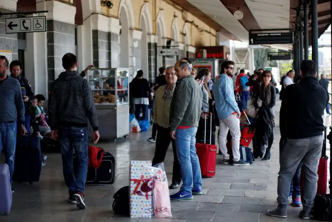 Unser Foto (© Eurokinissi) entstand am Athener Bahnhof „Larissis“.