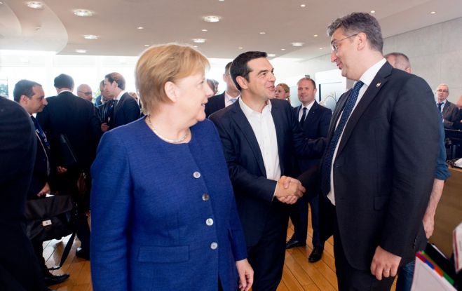 Unser Foto (© Eurokinissi) entstand beim „Flüchtlingsgipfel“ der EU Ende Juni in Brüssel. Links im Bild: die deutsche Bundeskanzlerin Angela Merkel. Bildmitte: Griechenlands Ministerpräsident Alexis Tsipras. Bei diesem Gipfeltreffen hatten sich die EU-Staats- und Regierungschefs auf eine Verschärfung der europäischen Asylpolitik geeinigt.