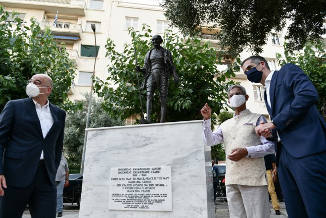 Unser Archivfoto (© Eurokinissi) zeigt Außenminister Nikos Dendias (l.) mit seinem indischen Amtskollegen Subrahmanyam Jaishankar vor einer Statue von Mahatma Gandh in Athen.