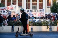 Unser Foto (© Eurokinissi) entstand während eines Schüler- und Lehrerprotestes in Athen.
