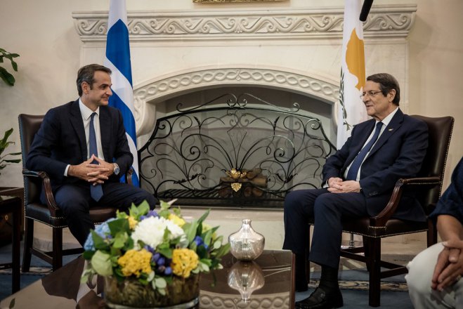 Unsere Fotos (© Eurokinissi) entstanden am Montag während des offiziellen Besuchs des griechischen Ministerpräsidenten Kyriakos Mitsotakis (l.) auf Zypern.