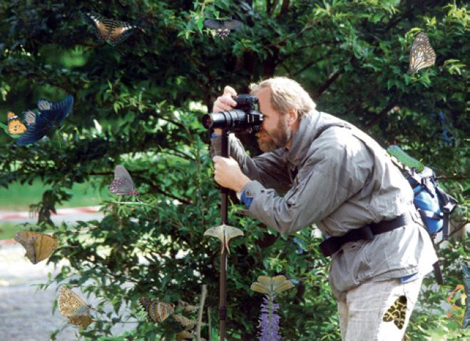 Das Foto zeigt Horst Schäfer bei seinem Hobby. Das Einbeinstativ hilft besonders in unebenem Gelände, Unschärfen durch Verwacklung zu vermeiden.