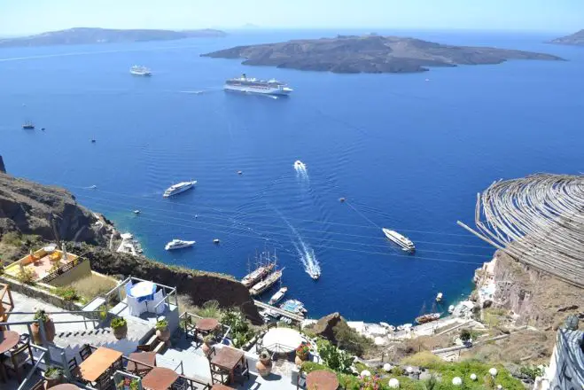 Unser Foto zeigt den vom Meer gefluteten Krater auf der Insel Santorin. Die Aufnahme entstand in Thira (© Jan Hübel / Griechenland Zeitung).