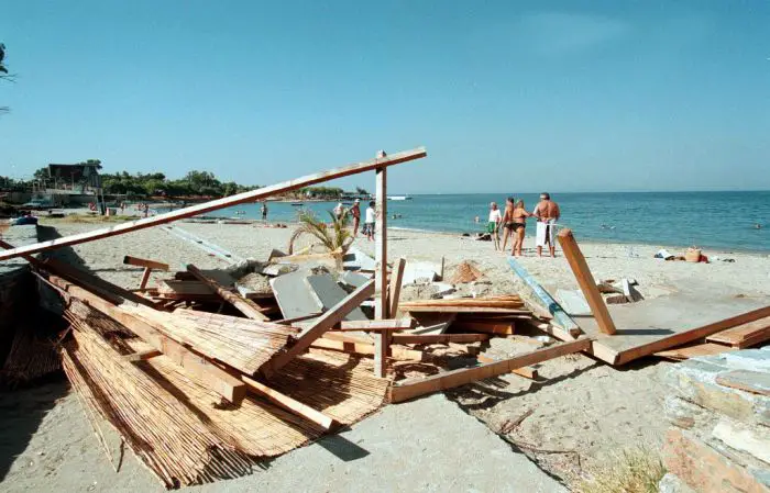 Unser Archivfoto (© Eurokinissi) entstand 1999 am Strand von Alimos südlich von Athen, wo damals illegale Bauten abgerissen wurden.