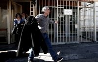 Unser Foto (© Eurokinissi) entstand am Donnerstag (9.11.2017) vor der Strafvollzugsanstalt Korydallos bei Athen, als der verurteilte Terrorist Dimitris Koufontinas einen zweitägigen Hafturlaub antrat.