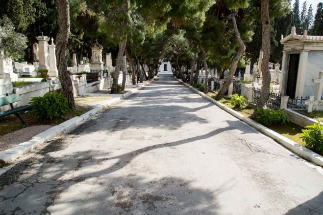 Unser Foto (© Eleni Kougionis) zeigt den „Ersten Athener Friedhof“, die letzte Ruhestätte zahlreicher bedeutender Griechen und Ausländer. Mit seinen Mausoleen und Grabskulpturen aus der Zeit des griechischen Neoklassizismus hat er auch in kunstgeschichtlicher Hinsicht eine große Bedeutung.