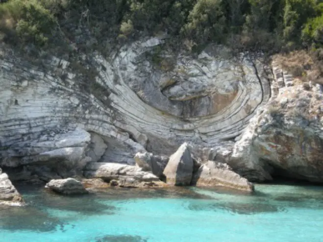 Das verlockende türkisfarbene Wasser im Ionischen Meer (Foto: © Griechenland Zeitung / Robert Stadler)