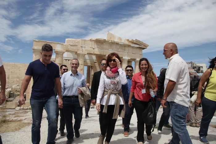 Unser Archivfoto (© Eurokinissi) zeigt Touristen auf der Athener Akropolis.