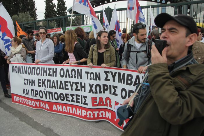 Unser Archivfoto (© Eurokinissi) entstand 2016 während einer Lehrerdemonstration vor dem Bildungsministerium in Athen.