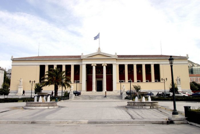 Foto (© Eurokinissi):[Der ehrwürdige Altbau der Universität im Athener Stadtzentrum.