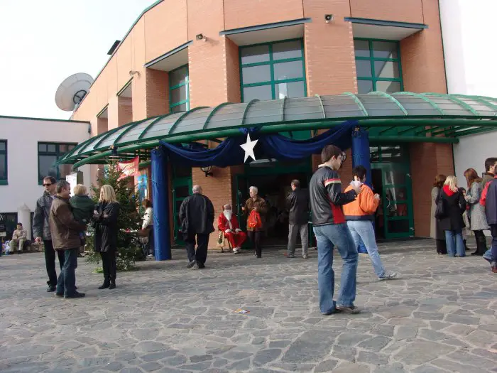 Unser Archivfoto (© Griechenland Zeitung / Jan Hübel) entstand bei einem früheren Weihnachtsbazar auf dem Gelände der Deutschen Schule Thessaloniki.