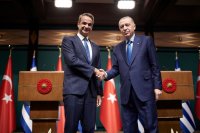 Unser Archivfoto (© Eurokinissi) entstand während eines Treffens zwischen Premierminister Kyriakos Mitsotakis (l.) und dem türkischen Präsidenten Recep Tayyip Erdogan.