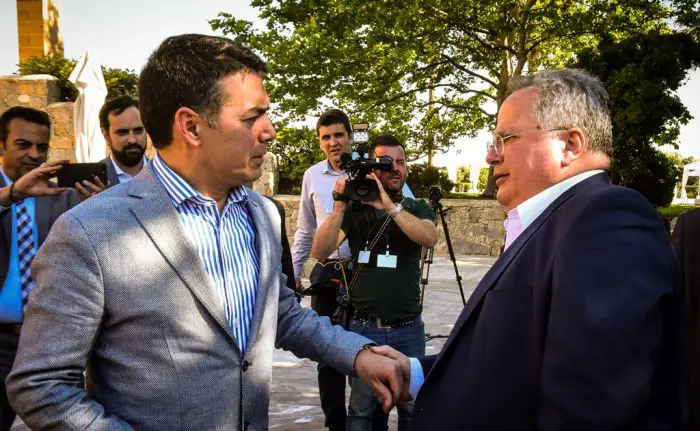 Unser Foto (© Eurokinissi) zeigt den Außenminister Griechenlands, Nikos Kotzias (r.), mit seinem Amtskollegen aus der FYROM, Nikola Dimitrov, Mitte Mai am Sitz der UNO in New York. Damals berieten die beiden Minister unter Leitung des UN-Sonderbeauftragten Matthew Nimetz.