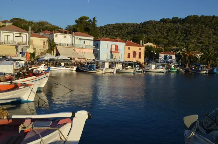 Unser Foto (© Jan Hübel) entstand im Fischerhafen „Skala“ bei Polixnitos auf der Insel Lesbos.