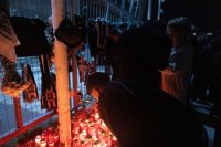 Unser Foto (© Eurokinissi) zeigt die Mannschaft von PAOK, die Blumen niederlegen, um ihre Trauer um die ums Leben gekommenen Fußballfans auszudrücken. .