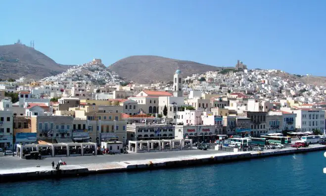 Das Archivfoto (© Eurokinissi) zeigt die Ansicht auf Syros.