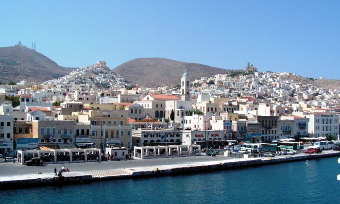 Das Archivfoto (© Eurokinissi) zeigt die Ansicht auf Syros.