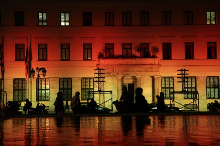 Athener Rathaus als Zeichen der Solidarität in Schwarz-Rot-Gold angestrahlt