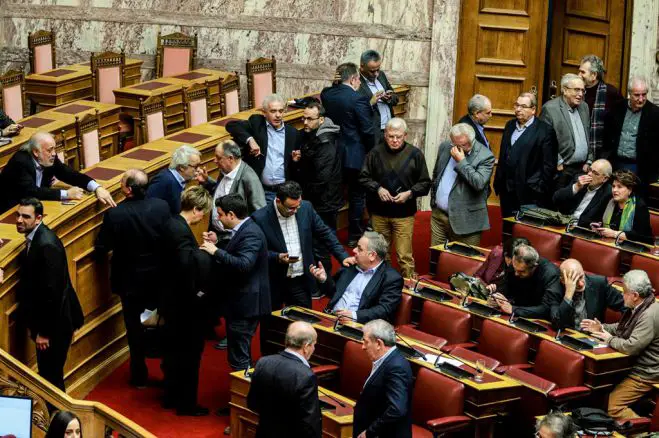 Unser Foto (© Eurokinissi) ist Mittwochnacht nach dem Vertrauensvotum im griechischen Parlament entstanden.