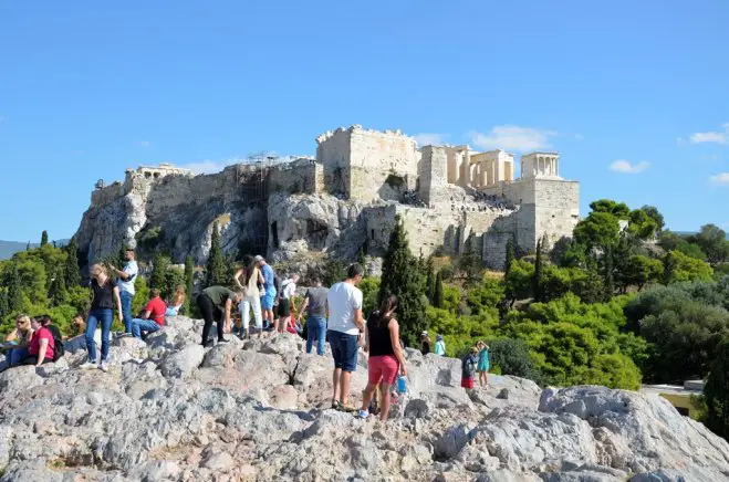 Foto (© Griechenland Zeitung / Jan Hübel): Unterhalb der Akropolis.