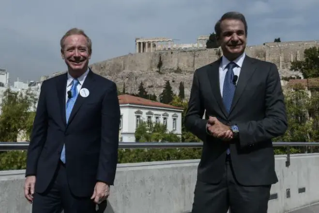 Unser Foto (© Eurokinissi) entstand während eines Treffens zwischen Premierminister Kyriakos Mitsotakis (r.) und dem Präsidenten von Microsoft Brad Smith.