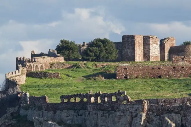Das Foto (© www.visitlesvos.gr) zeigt die Burg von Mytilini.