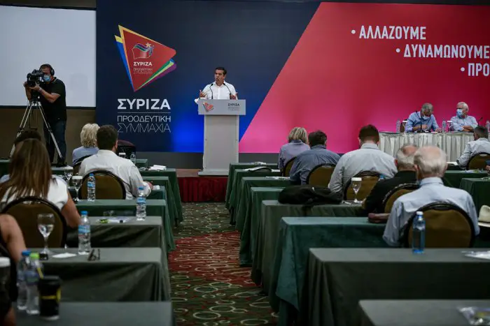 Unser Foto (© Eurokinissi) zeigt Oppositionschef Alexis Tsipras während seiner Rede vor dem Zentralkomitee seiner Partei Bündnis der Radikalen Linken (SYRIZA).