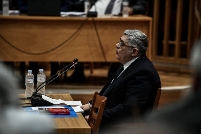 Unser Foto von © Eurokinissi (Oktober 2019) zeigt den Parteichef der CA, Nikos Michaloliakos, während seiner Aussagen vor einem Athener Gericht. 
