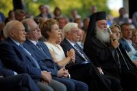 Unser Archivfoto (© Eurokinissi) entstand am 24. September 2016. Links im Bild der frühere Staatspräsident Karolos Papoulias. Bildmitte: sein Amtsnachfolger Prokopis Pavlopoulos. Rechts im Bild: Der Erzbischof Ieronymos.