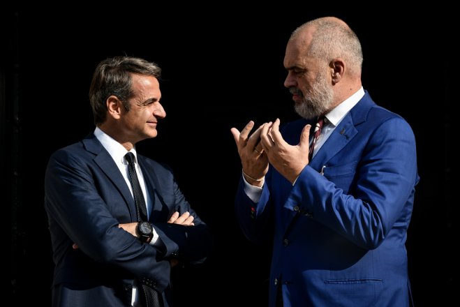 Unser Foto (© Eurokonissi) entstand am Dienstag vor dem Amtssitz des griechischen Ministerpräsidenten Kyriakos Mitsotakis (l.) nach einem Treffen mit seinem Amtskollegen aus Albanien Edi Rama.