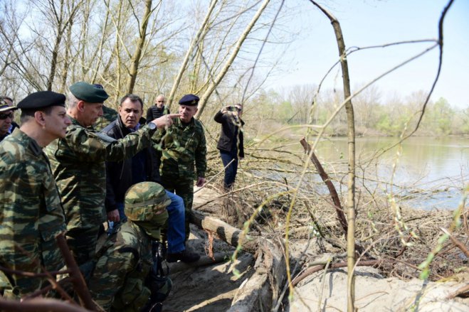 Unser Archivfoto (© Eurokinissi) entstand während eines offiziellen Besuches von Verteidigungsminister Nikos Panagiotopoulos in der Grenzregion am Evros-Fluss.