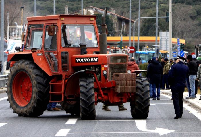 Griechenlands Bauern drängen zu Tausenden auf die Straßen